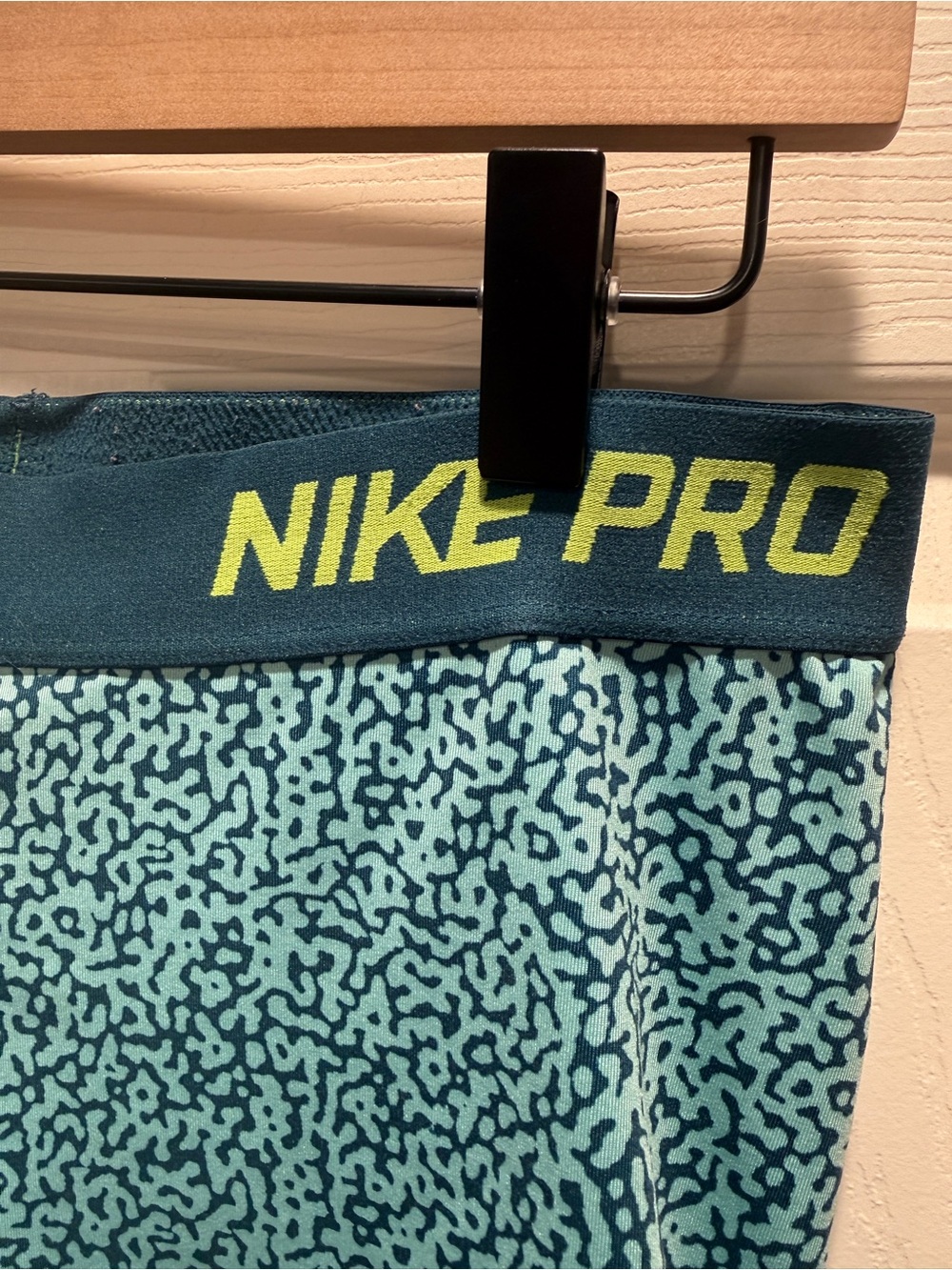 Nike Pro Women’s Compression Shorts Size L Blue Teal Print Athletic Gym - Picture 7 of 12